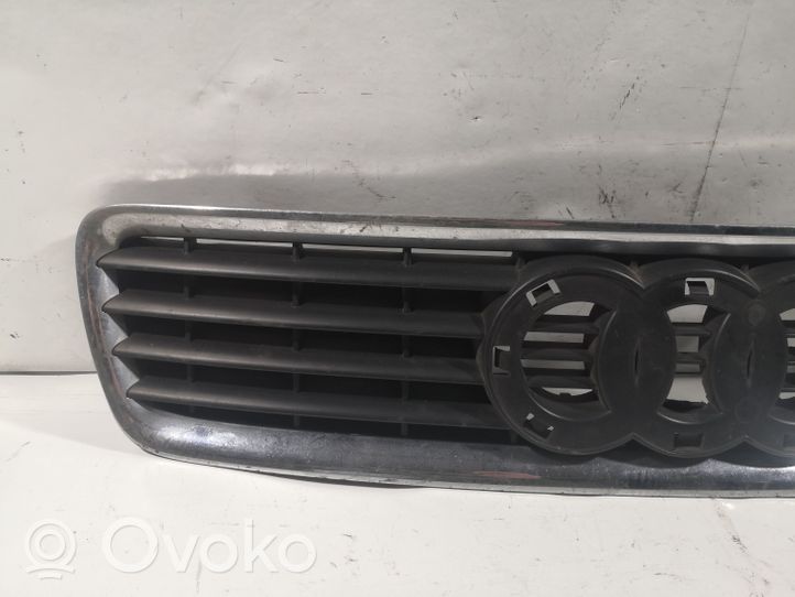 Audi A4 S4 B5 8D Maskownica / Grill / Atrapa górna chłodnicy 8D0853651R