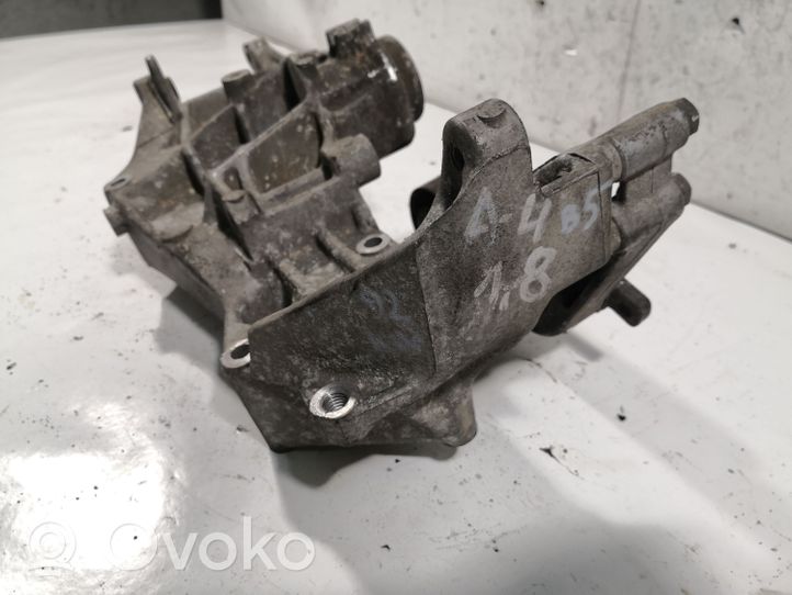 Audi A4 S4 B5 8D Supporto del generatore/alternatore 058145523D