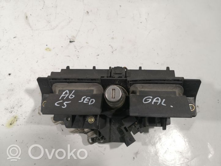 Audi A6 S6 C5 4B Support extérieur, poignée de porte de hayon 4B0827565H