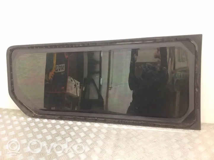 Opel Vivaro Rear side window/glass 