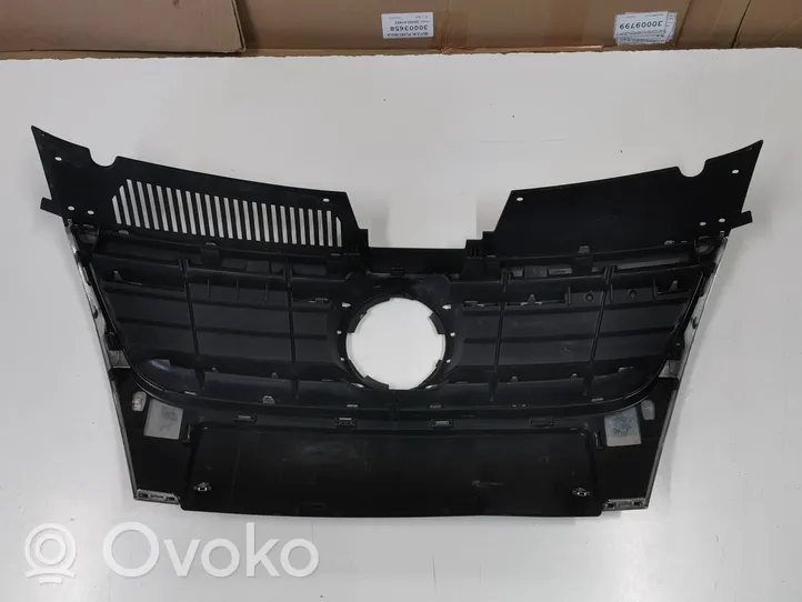 Volkswagen PASSAT B6 Etupuskurin ylempi jäähdytinsäleikkö 3C0853663