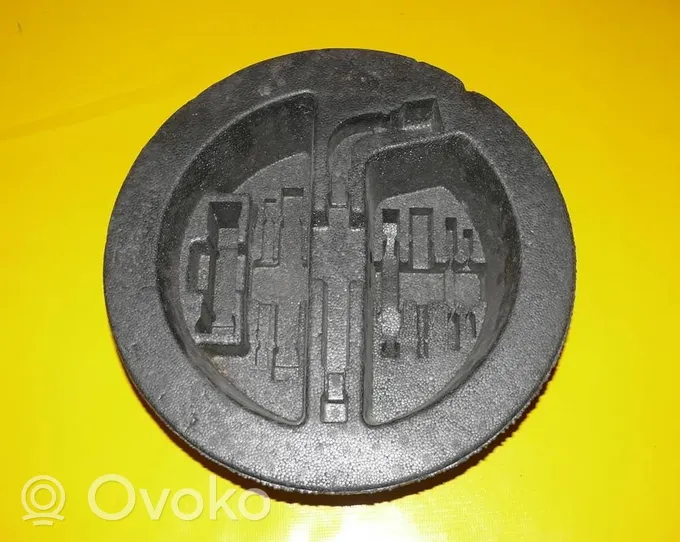 Toyota Avensis T250 Vararenkaan osion verhoilu 64771-05040