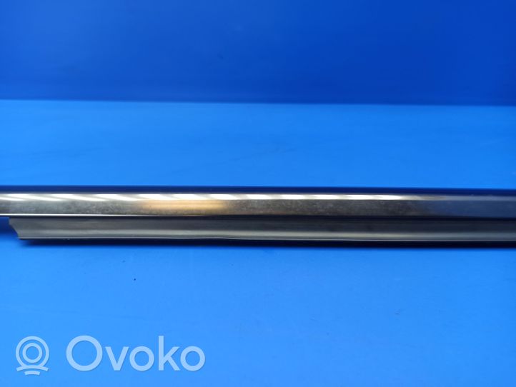 Mercedes-Benz E W211 Rivestimento modanatura del vetro della portiera posteriore A2117350565