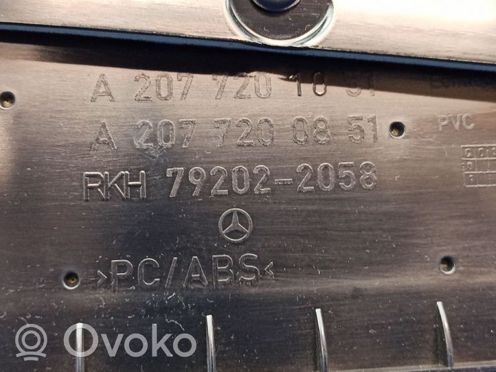 Mercedes-Benz E C207 W207 Garniture de panneau carte de porte avant A2077200251