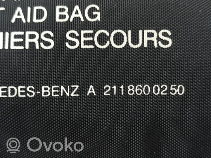 Mercedes-Benz CLS C219 Trousse de premiers secours A2118600250