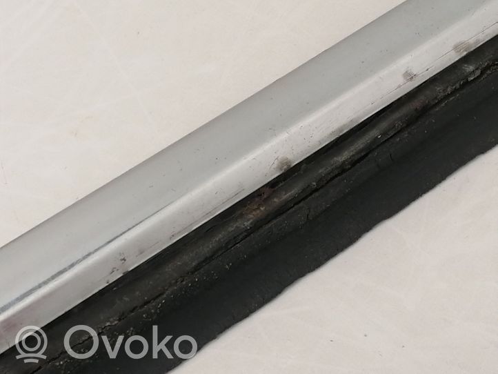 Mercedes-Benz E W123 Rivestimento modanatura del vetro della portiera anteriore W123