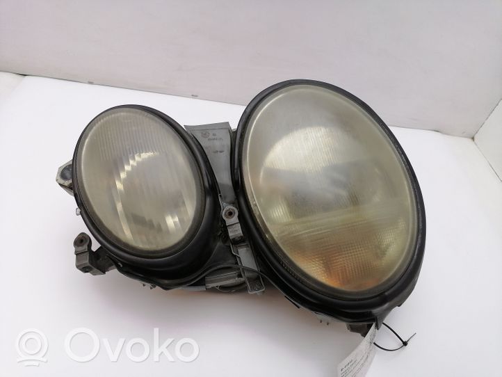 Mercedes-Benz CLK A208 C208 Lampa przednia 00745701