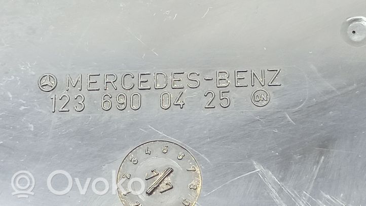 Mercedes-Benz E W123 Osłona środkowa słupka / C 1236900425