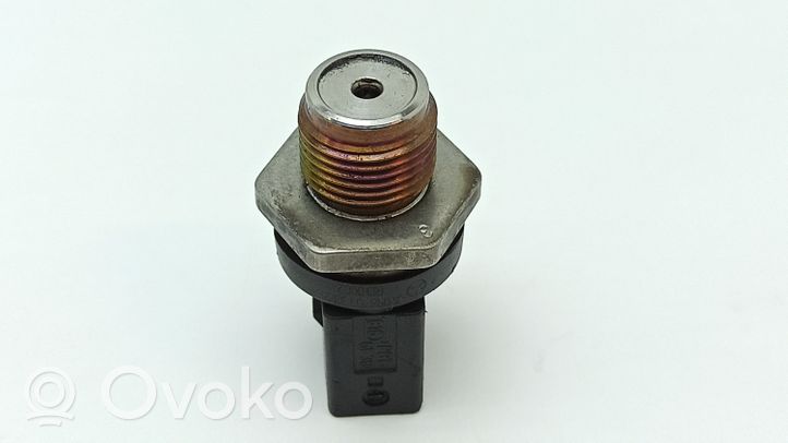 Mercedes-Benz E W211 Sensore di pressione del carburante A0061533328