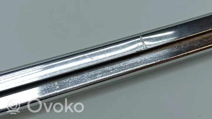 Mercedes-Benz S W116 Rivestimento modanatura del vetro della portiera posteriore 