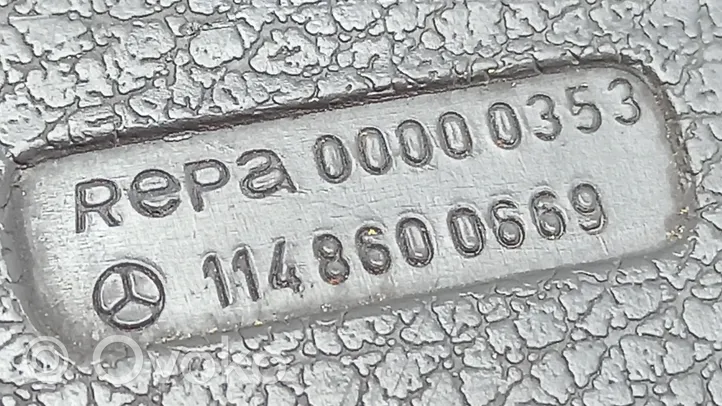 Mercedes-Benz COMPAKT W115 Klamra przedniego pasa bezpieczeństwa 1148600669