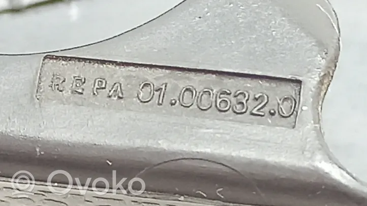 Mercedes-Benz COMPAKT W115 Prowadnica pasa bezpieczeństwa 1118577196