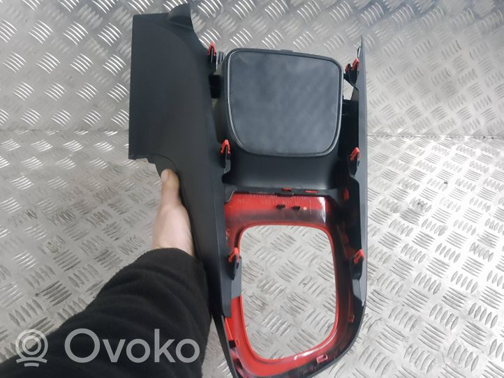 Toyota Yaris XP210 Ramka drążka zmiany biegów PW281-OD000-D6