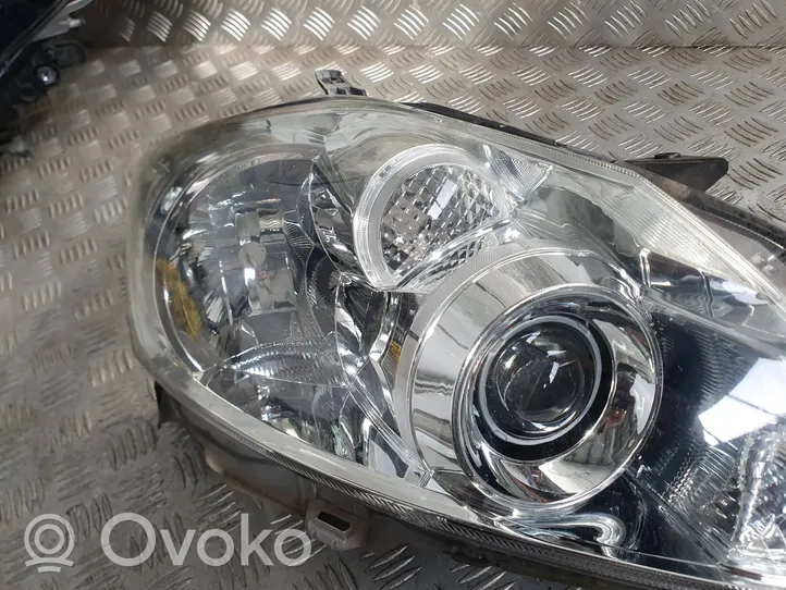 Toyota Auris 150 Lampa przednia 81110-02A40