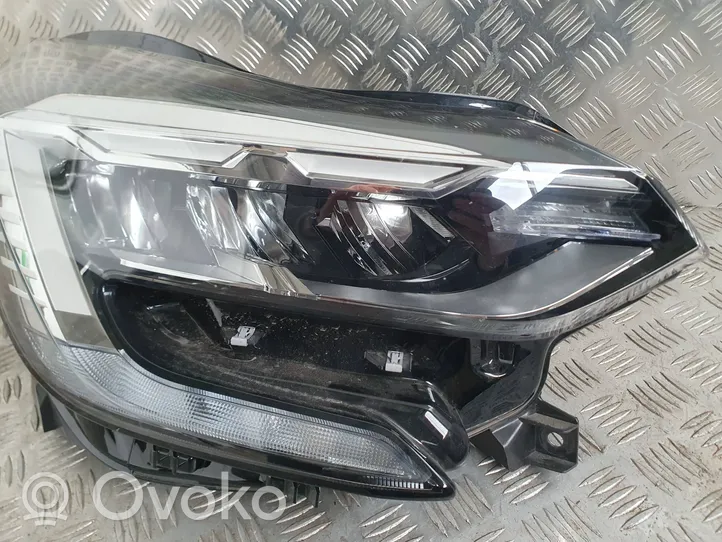 Renault Captur II Lampa przednia 260104095R