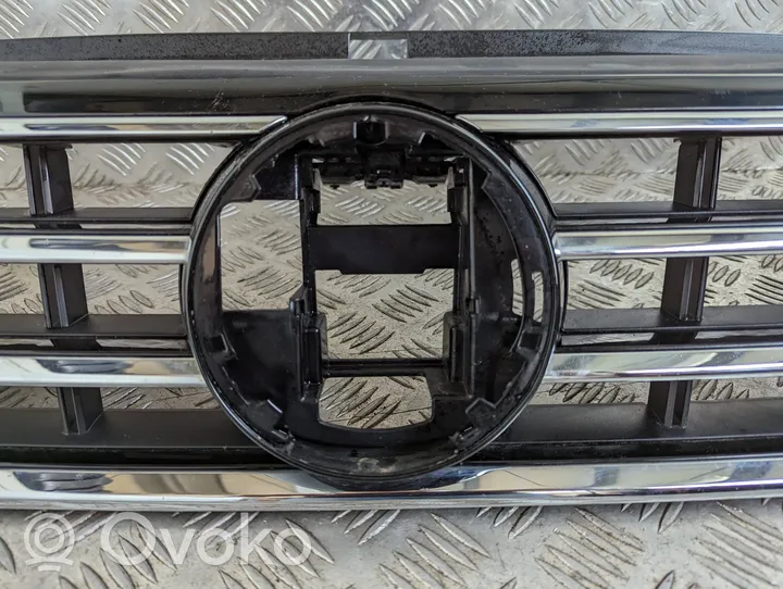 Volkswagen PASSAT B8 Grille calandre supérieure de pare-chocs avant 3C0853651