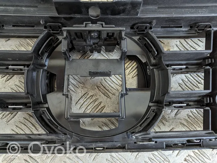 Volkswagen PASSAT B8 Grille calandre supérieure de pare-chocs avant 3C0853651