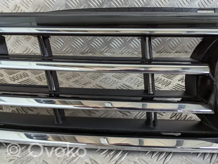 Volkswagen PASSAT B8 Grille calandre supérieure de pare-chocs avant 3C0853651