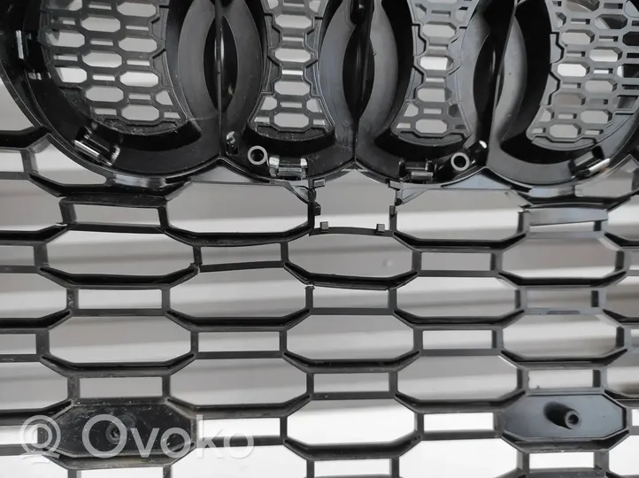 Audi RS4 B9 Grille calandre supérieure de pare-chocs avant 8W0853653AT