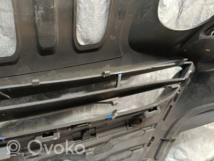 Opel Corsa E Grotelės viršutinės 39003576