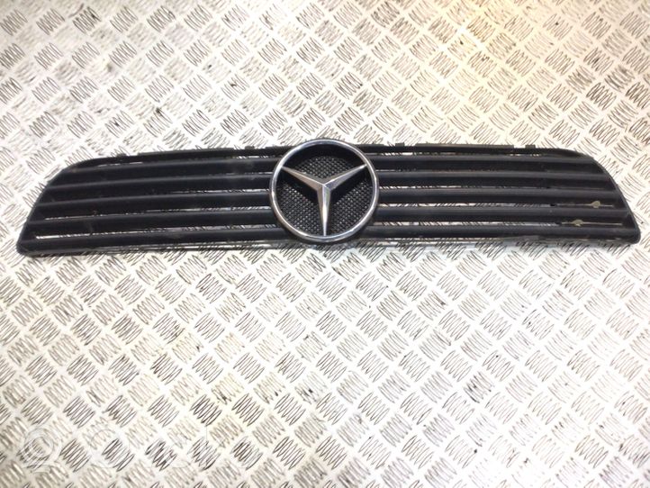 Mercedes-Benz Vito Viano W638 Grille calandre supérieure de pare-chocs avant A638880023