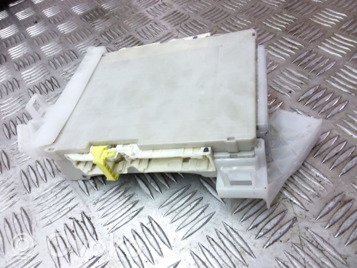 Toyota Prius+ (ZVW40) Module de fusibles 8273047420A