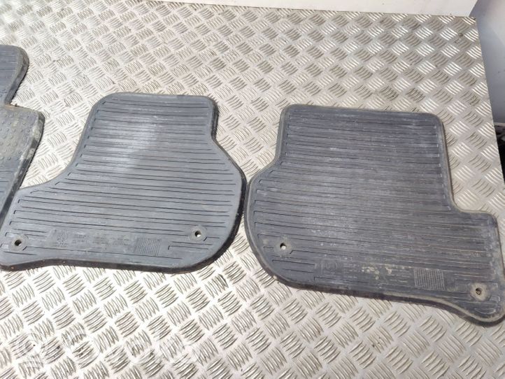 Skoda Octavia Mk2 (1Z) Set di tappetini per auto 1Z1862436