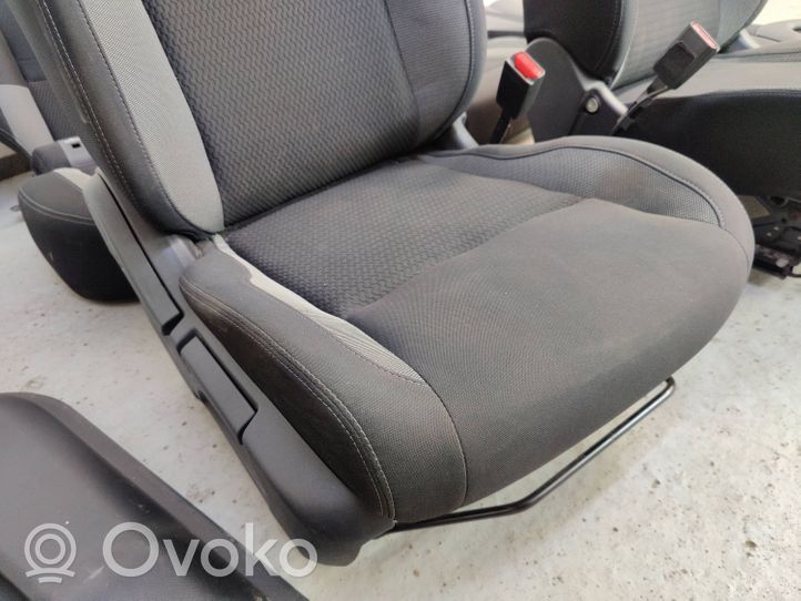 Nissan Qashqai Fotele / Kanapa / Boczki / Komplet 