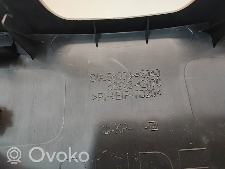 Toyota RAV 4 (XA40) Kita centrinė konsolės (tunelio) detalė 5890342040