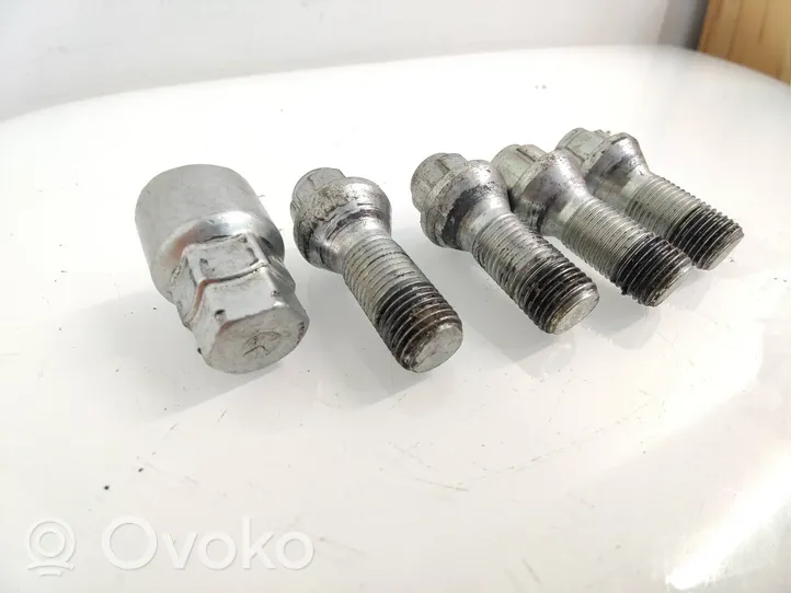 Volvo S60 Anti-theft wheel nuts and lock 