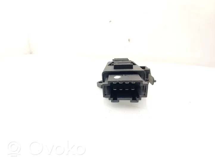 Volkswagen Caddy Seat heating relay 1K0959772