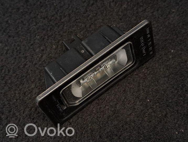 Volkswagen Golf VII Lampa oświetlenia tylnej tablicy rejestracyjnej 4C0943021