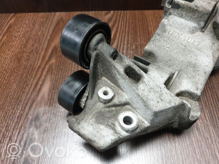 Nissan Primastar Soporte del alternador 8200527320