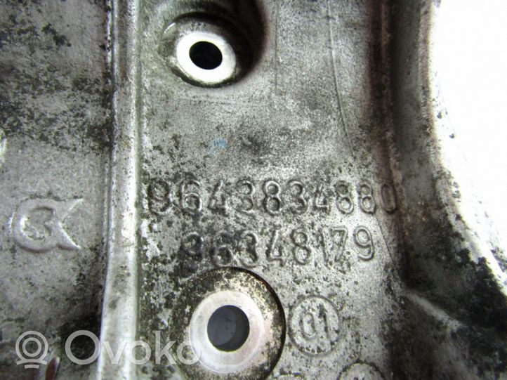Peugeot 607 Ohjaustehostimen pumpun kannake 