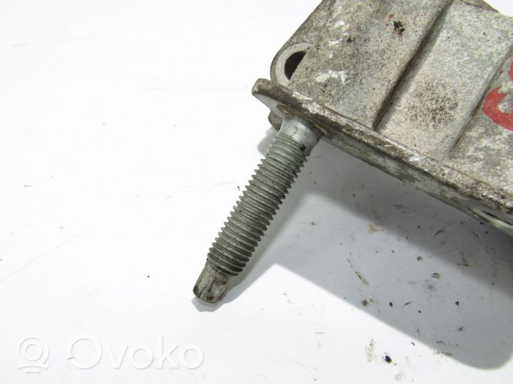 Volvo C30 Engine mounting bracket 