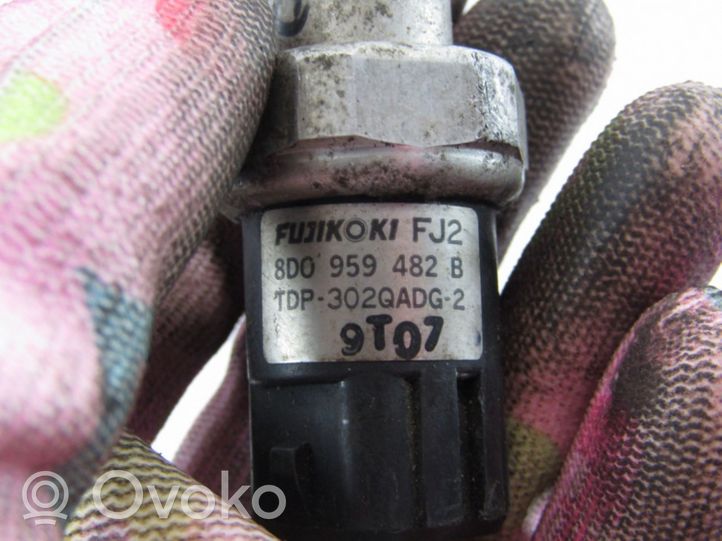 Volkswagen PASSAT B5 Oil pressure sensor 