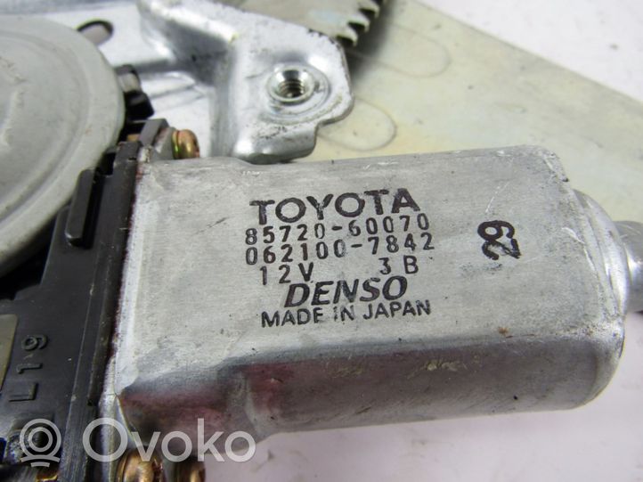 Toyota Land Cruiser (HDJ90) Takaikkunan nostomekanismi ilman moottoria 