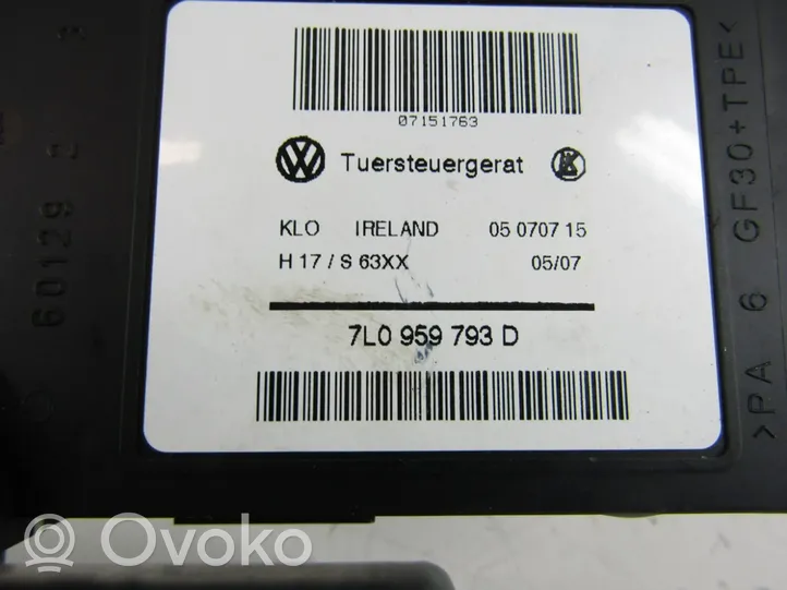 Volkswagen Touareg I Front door window regulator motor 