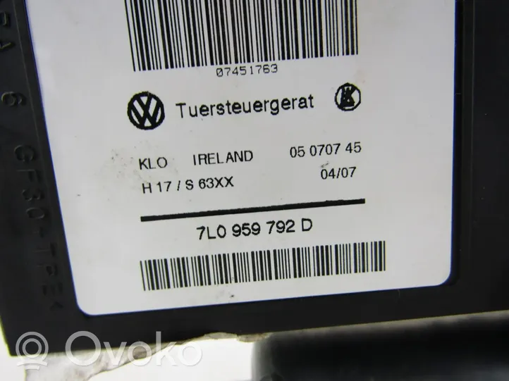 Volkswagen Touareg I Silniczek podnośnika szyby drzwi 