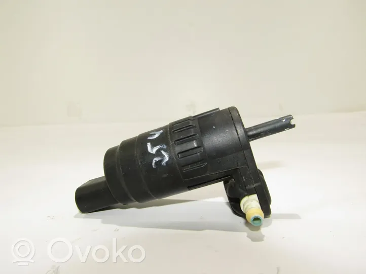 Volkswagen Golf VI Windscreen/windshield washer pump 