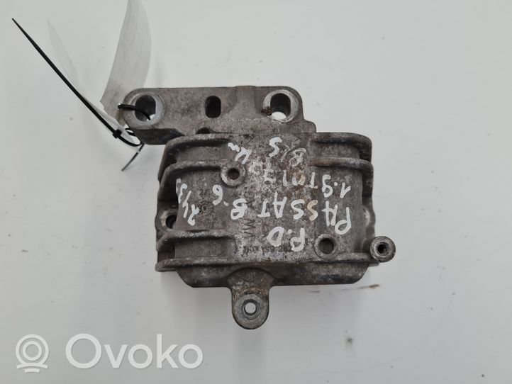 Volkswagen PASSAT B6 Wspornik / Mocowanie silnika 1K0199262