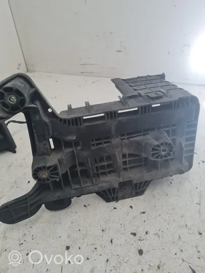 Volkswagen Touran I Boîte de batterie 1K0915333B