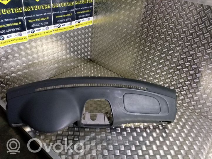 Toyota Corolla E120 E130 Peleninė panelėje 