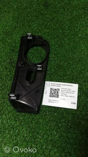 Mercedes-Benz Sprinter W901 W902 W903 W904 Moldura del extremo lateral de panel 9406800439