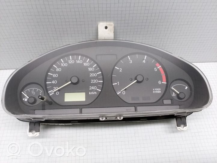 Mitsubishi Carisma Compteur de vitesse tableau de bord 0P0179001