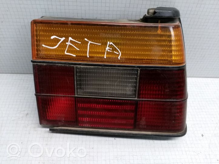 Volkswagen Jetta II Aizmugurējais lukturis virsbūvē 165945112A