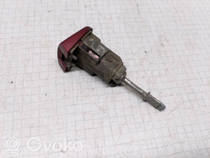 Volkswagen PASSAT B5 Front door lock (next to the handle) 