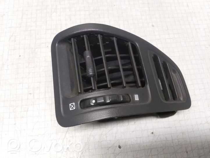 Mazda 323 F Moldura protectora de la rejilla de ventilación lateral del panel BS3490831