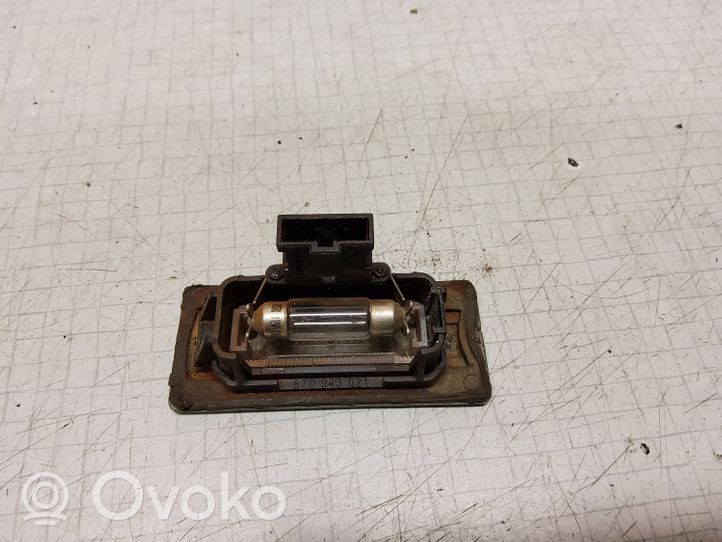 Volkswagen PASSAT B6 Lampa oświetlenia tylnej tablicy rejestracyjnej 810943021