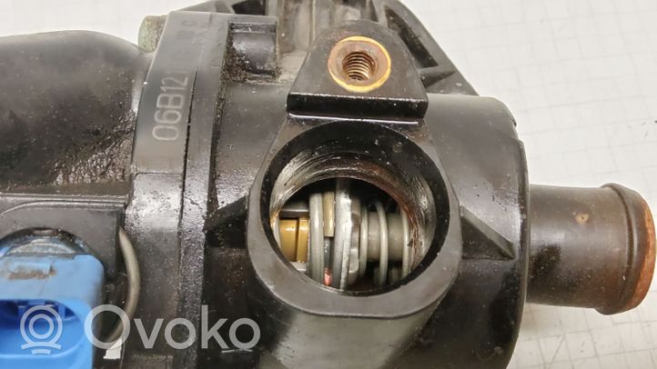 Volkswagen PASSAT B5.5 Termostat / Obudowa termostatu 06B121111G